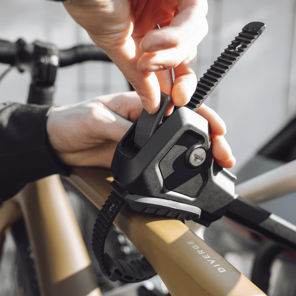 מתקן אופניים על וו גרירה Thule EasyFold 3 945 ל-3 אופניים (מתאים לאופניים חשמליות)