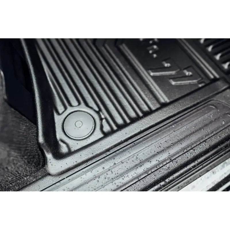 סט שטיחים 3D לסוזוקי S-Cross 2016–2021 – PVC – מבט מקרוב על חומר השטיחים
