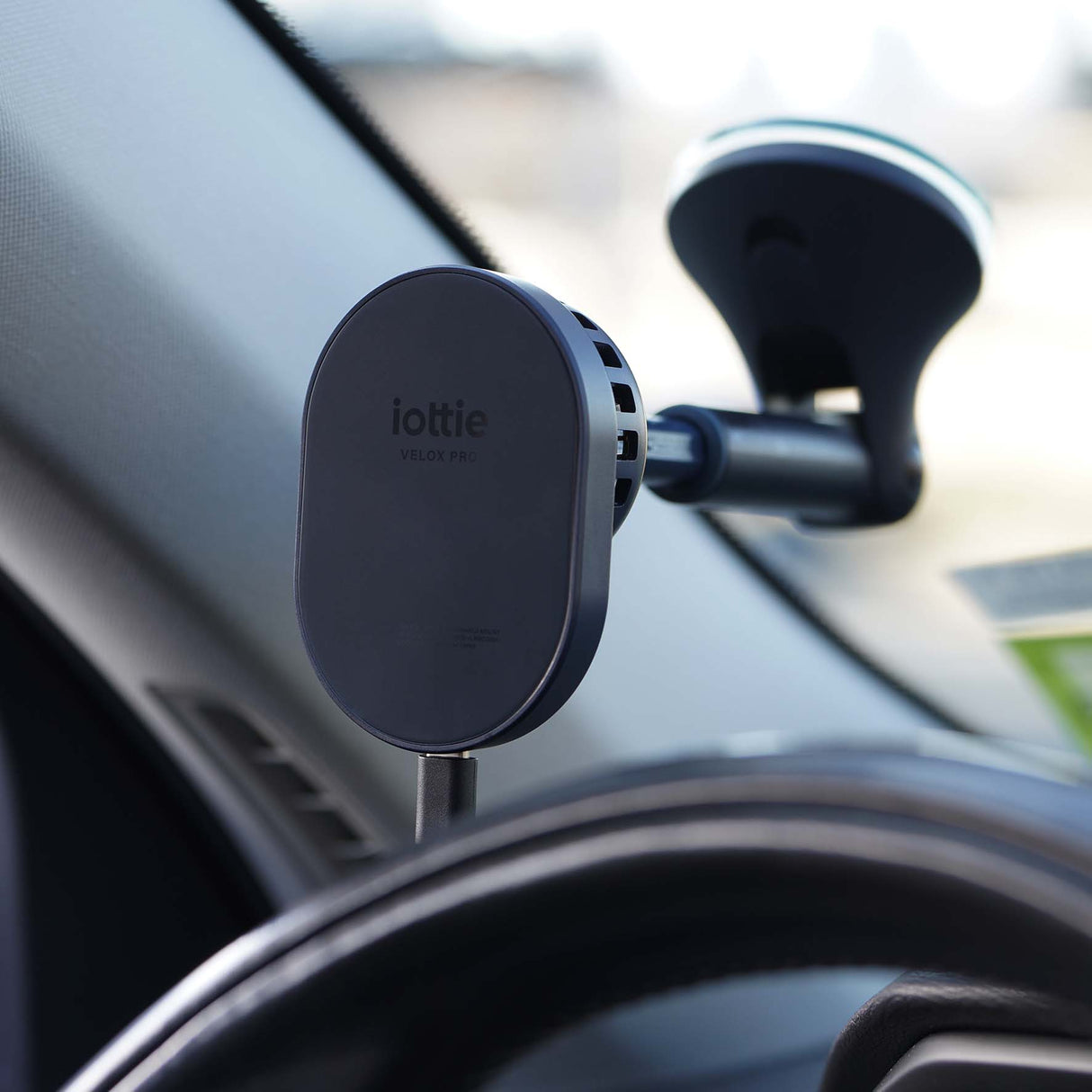 iOttie Velox Pro מעמד MagSafe לרכב עם טעינה וקירור בשימוש ברכב